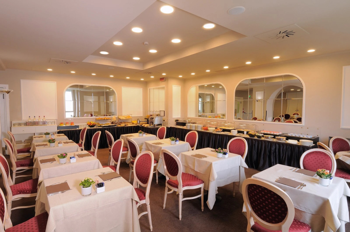 Отель IH Milano Ambasciatori