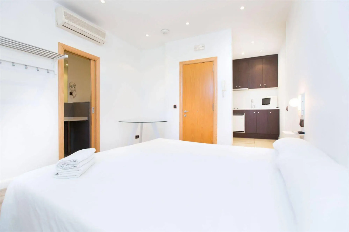 AinB Las Ramblas Colón Apartments