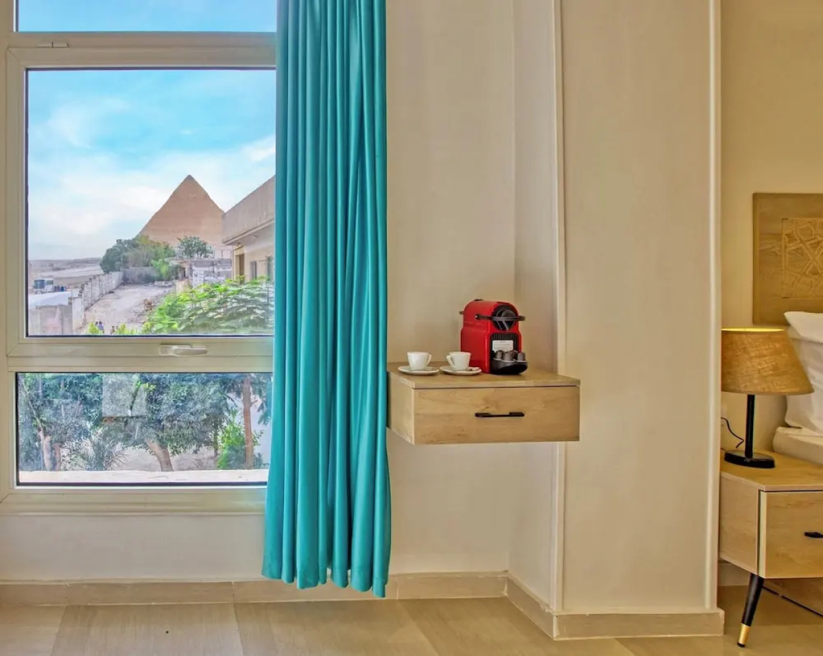 The Gate Hotel Front Pyramids & Sphinx View