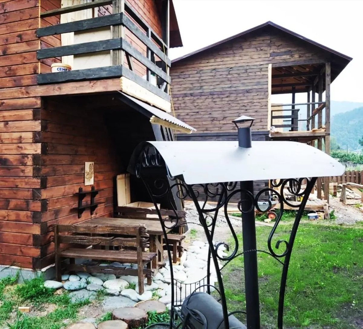 Усадьба у горы