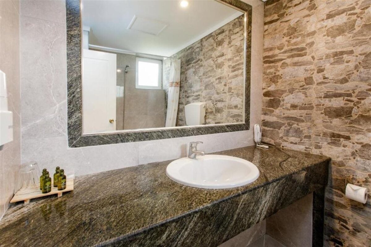 Отель Sovereign Beach