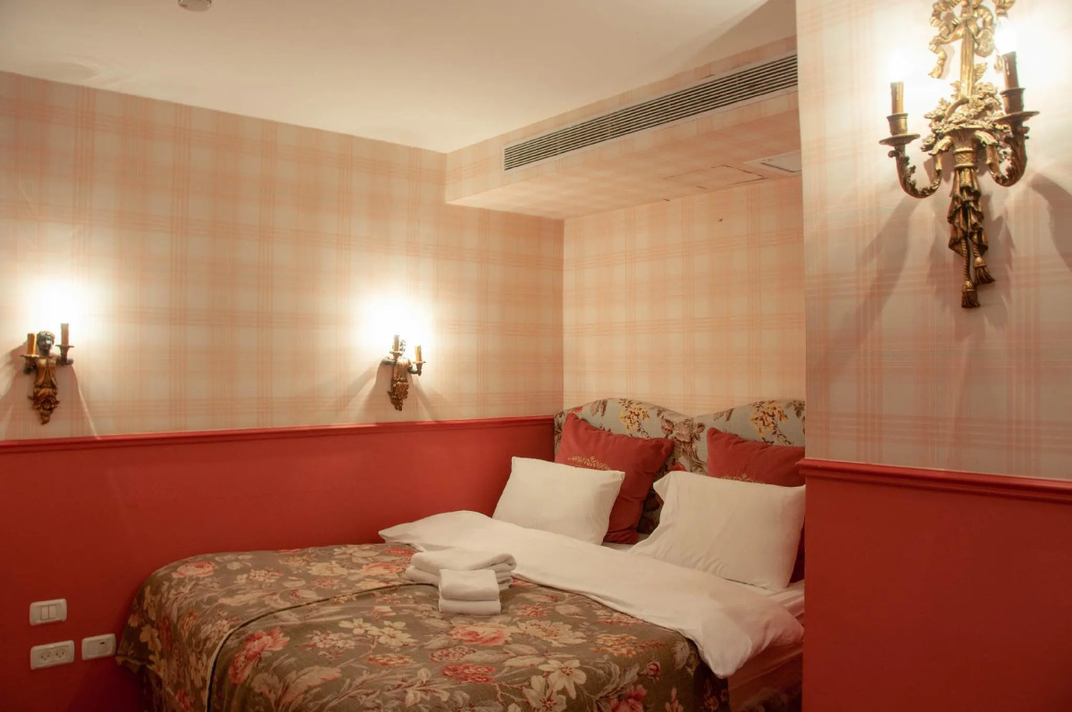 The Elliot - Adults only