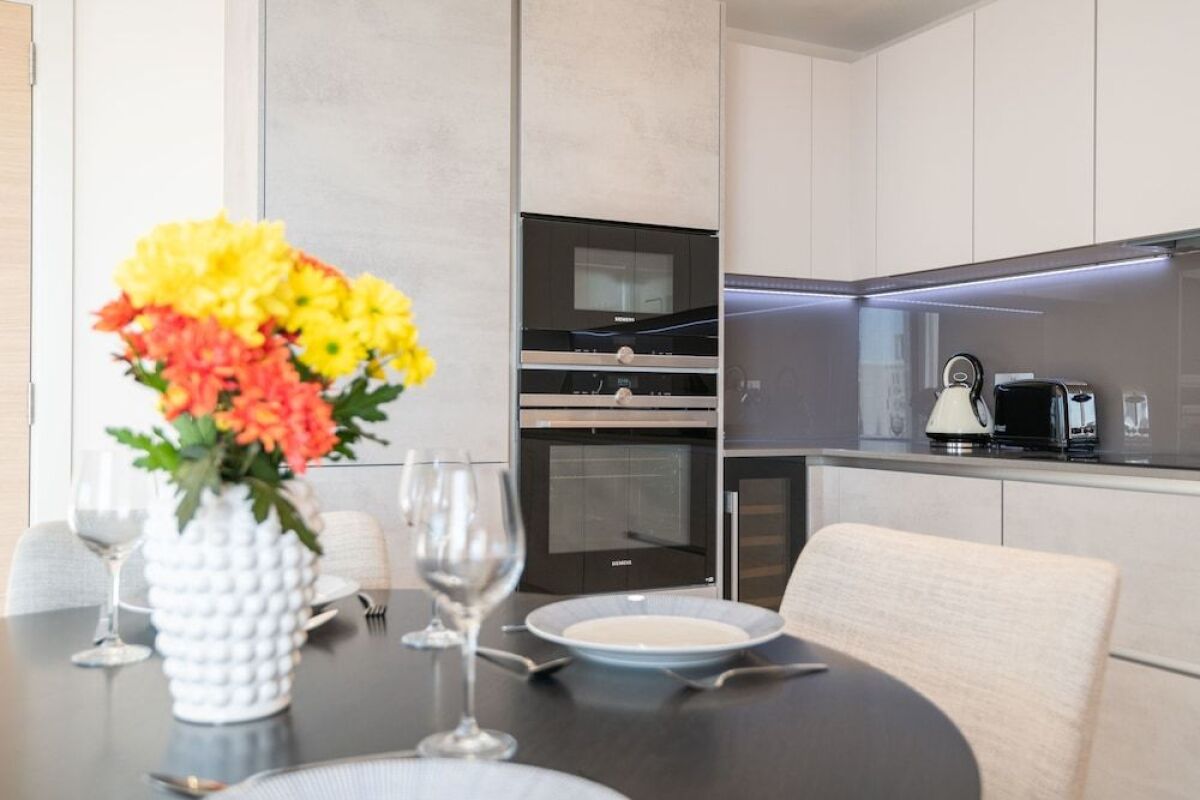 Modern Family Home close to Victoria Station