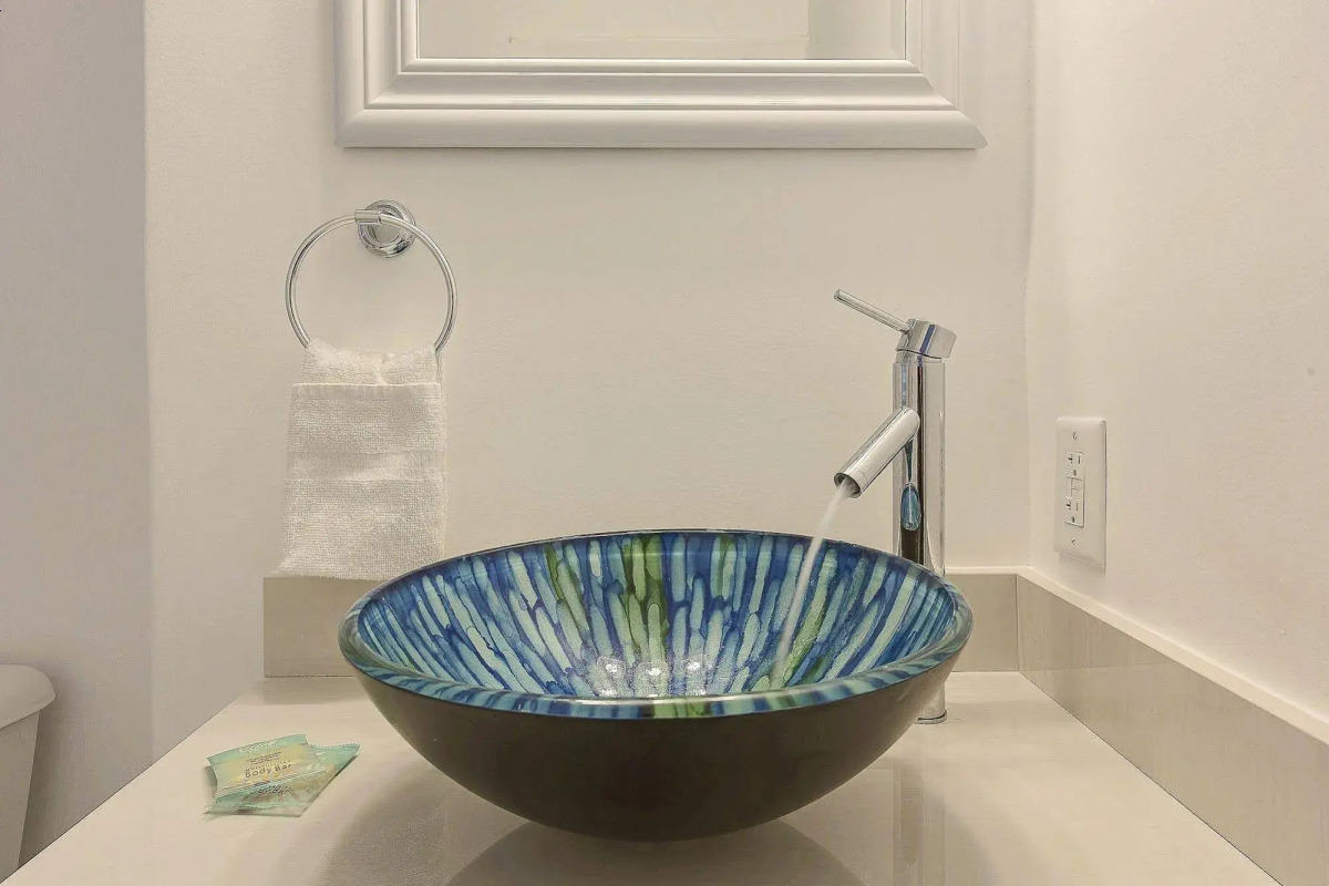 Sea Beach Plaza - Near Jungle Queen Riverboat