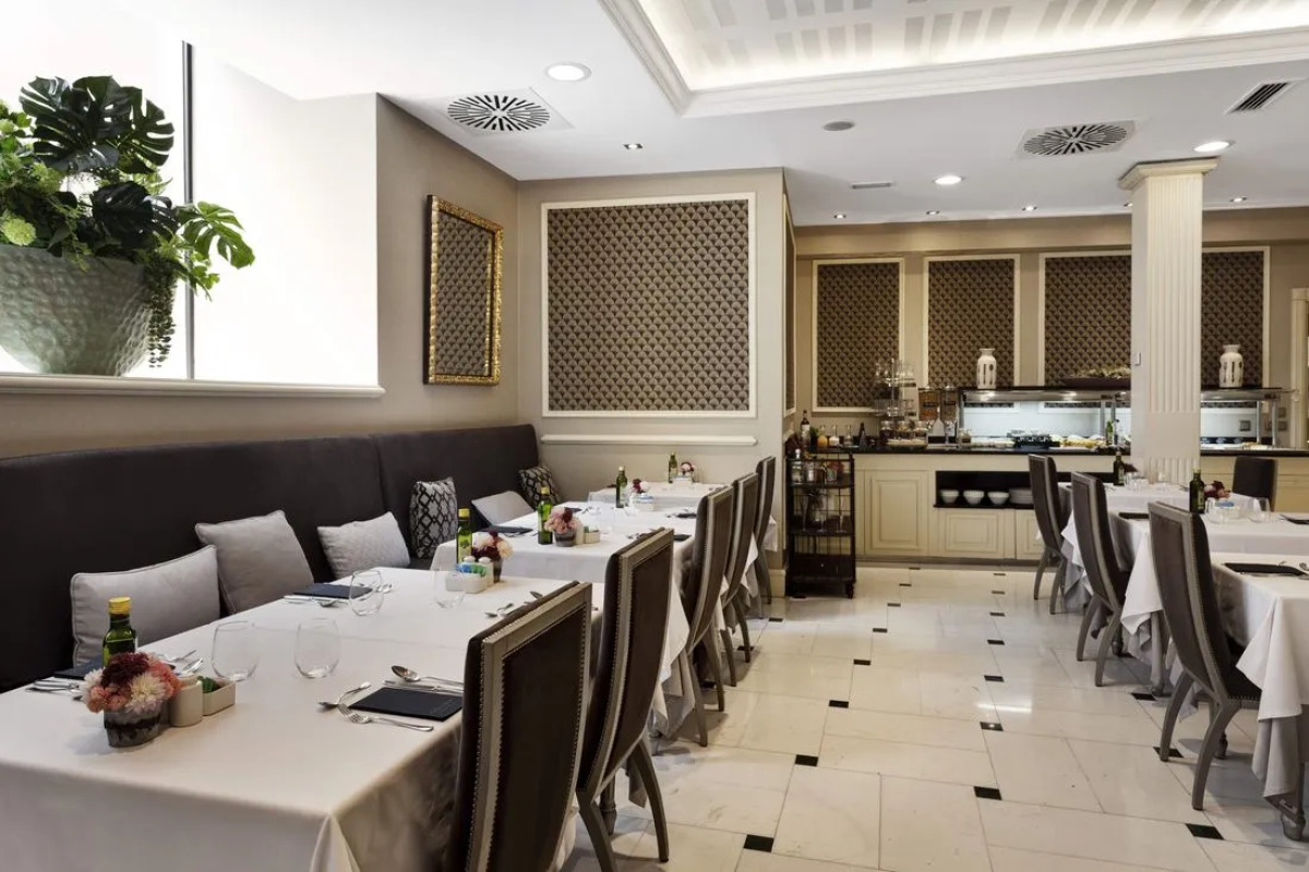 Catalonia Las Cortes Hotel