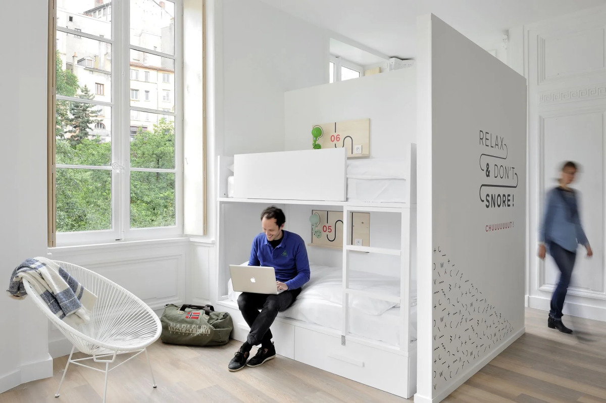 Away Hostel & Coffee Shop