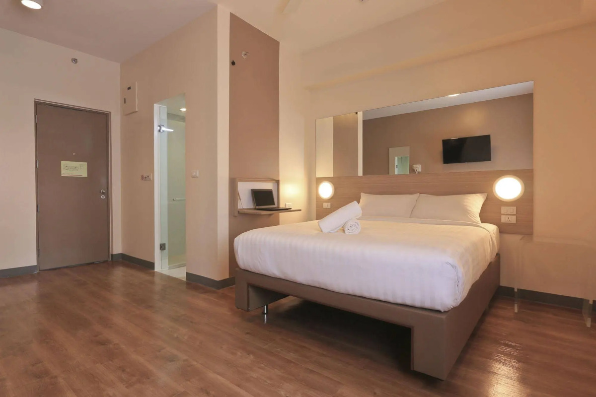 Red Planet Makati Amorsolo