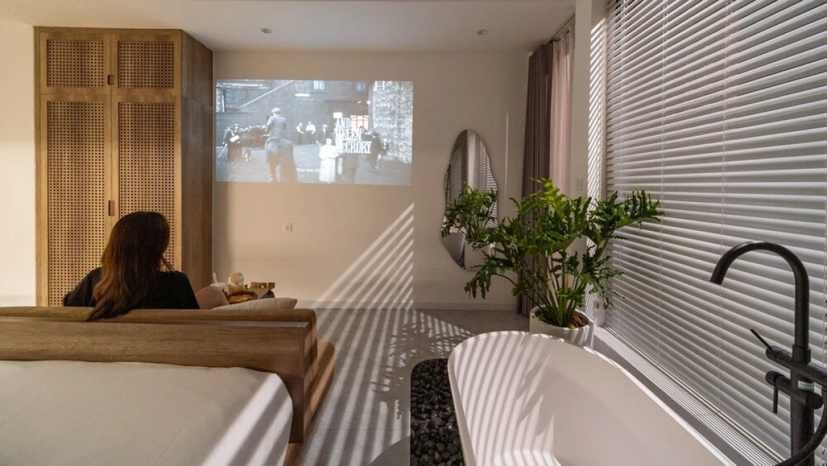 Kin Wander Tan Phong, The Moonage