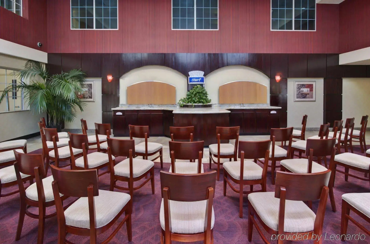 Holiday Inn Express & Suites Hollywood Walk Of Fame