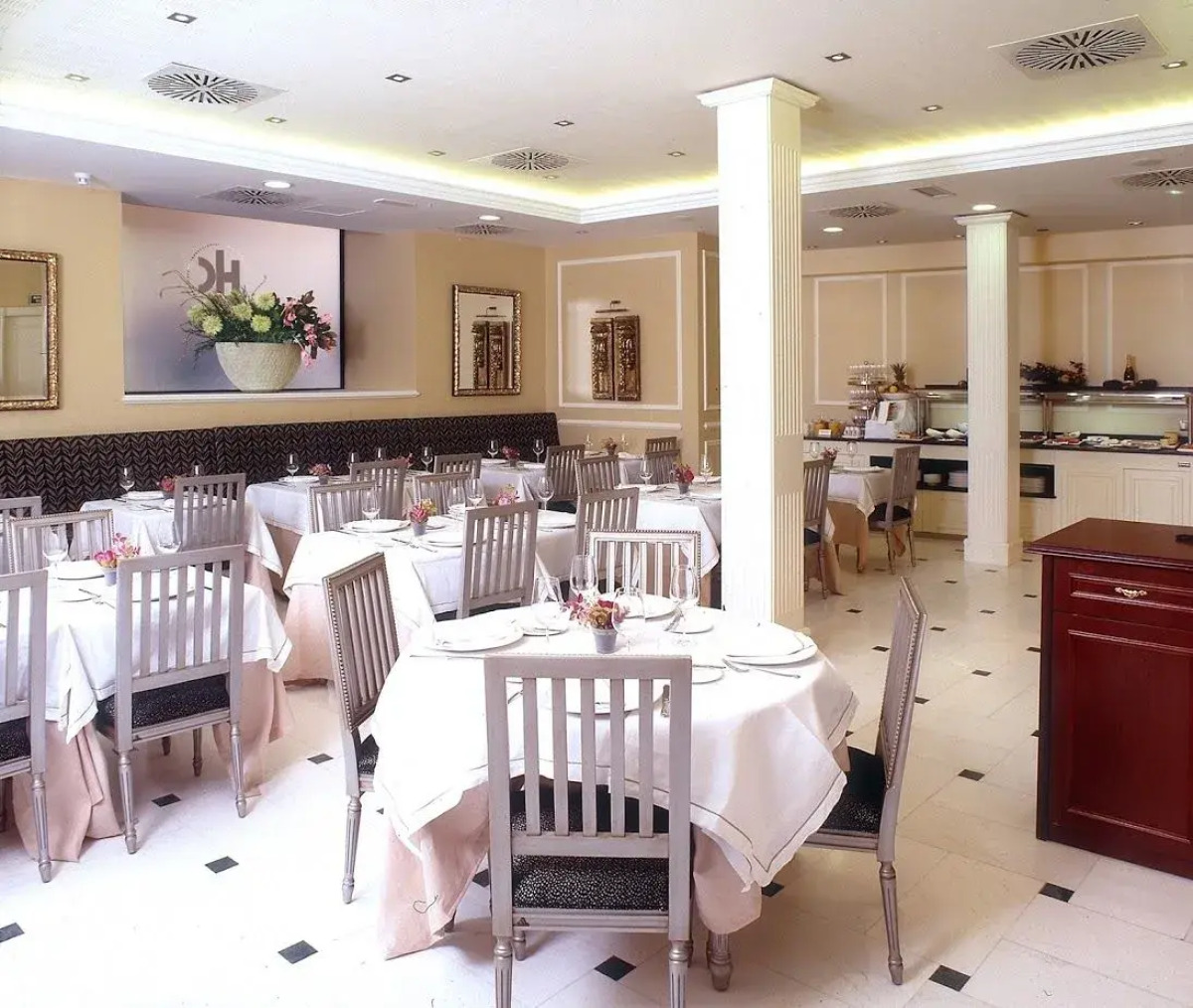 Catalonia Las Cortes Hotel