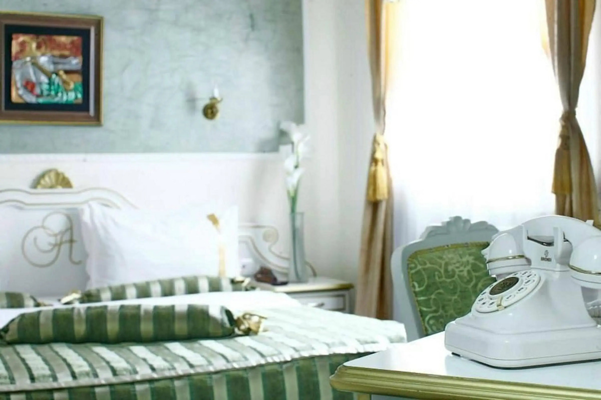 Queen's Astoria Design Hotel