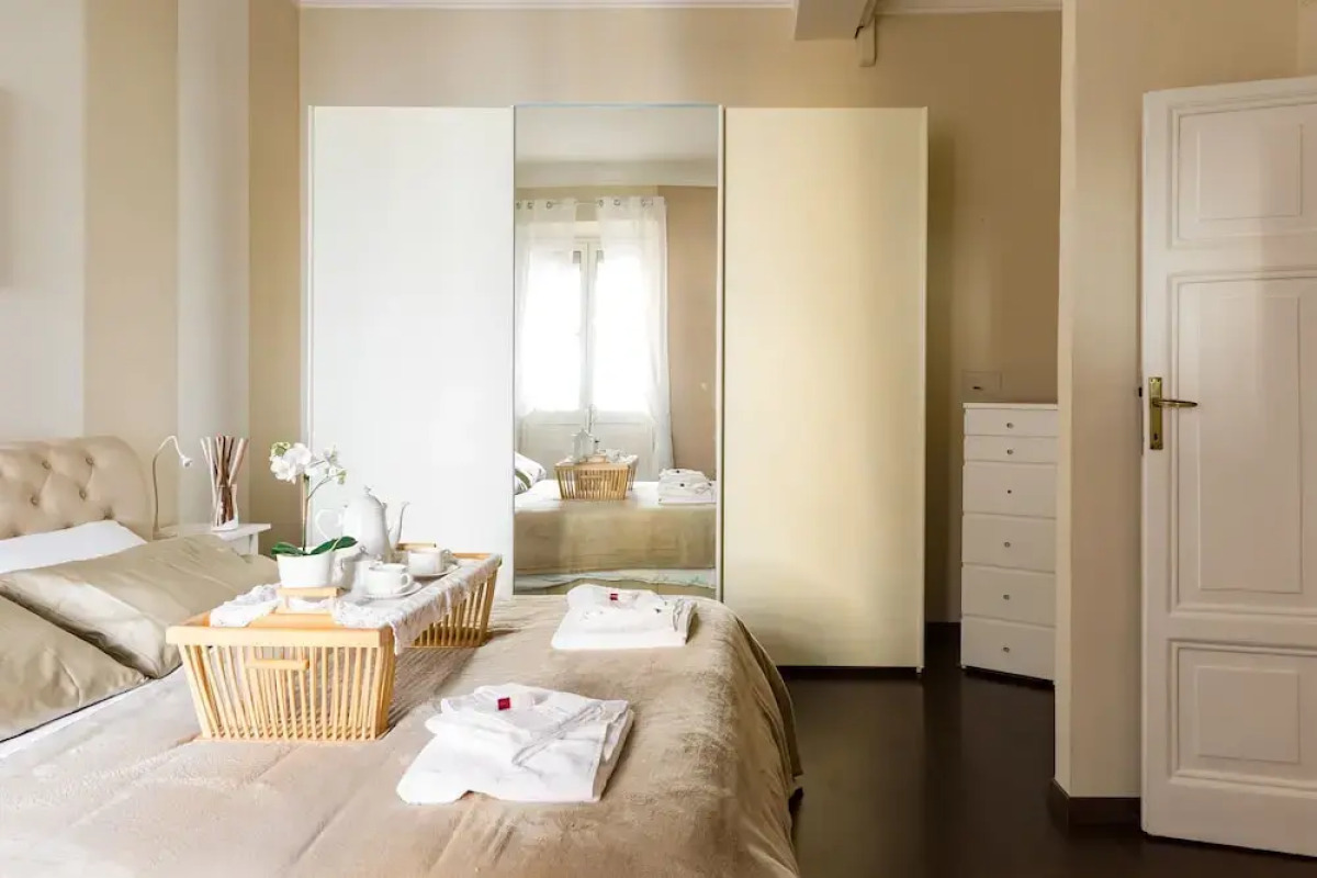 A World Aparts - Frattina Royal