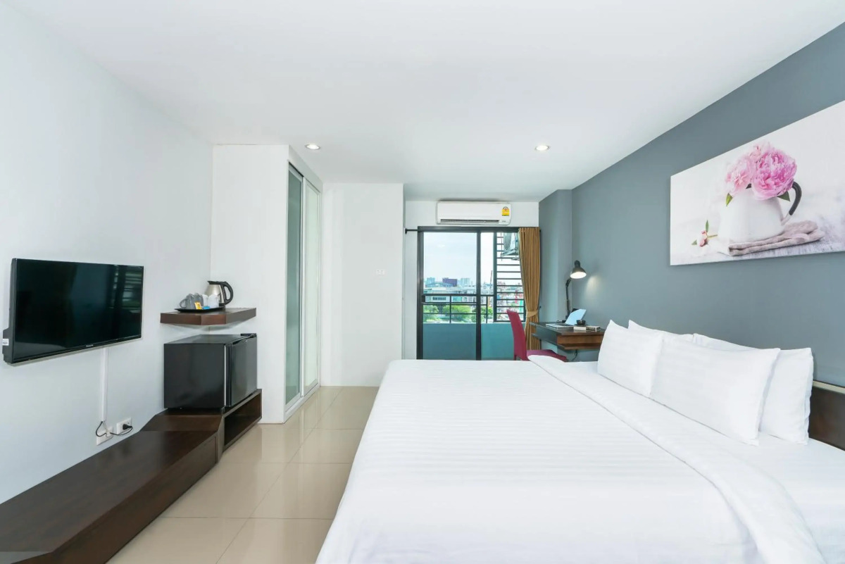 De Botan Srinakarin Hotel & Residence