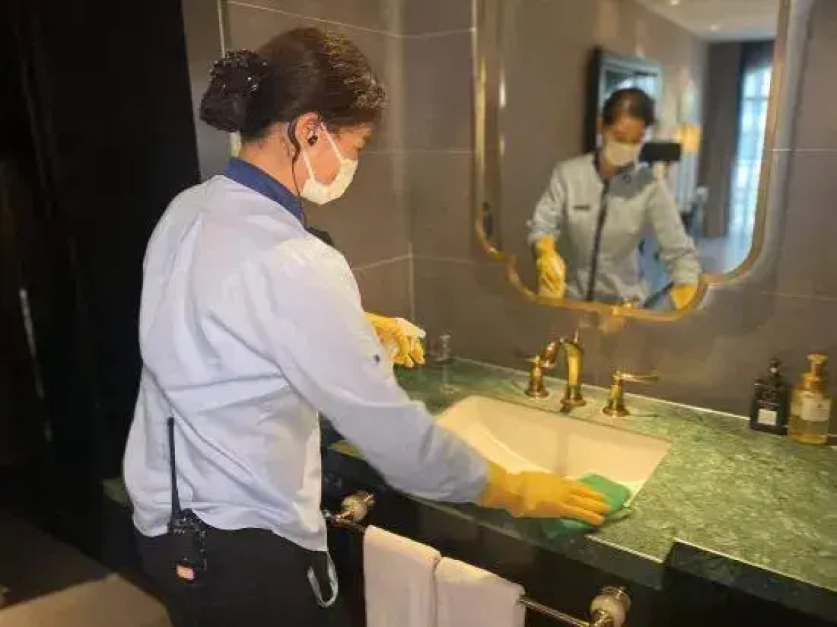 Crystal Hotel Shanghai Jinling East Road on the  Bund