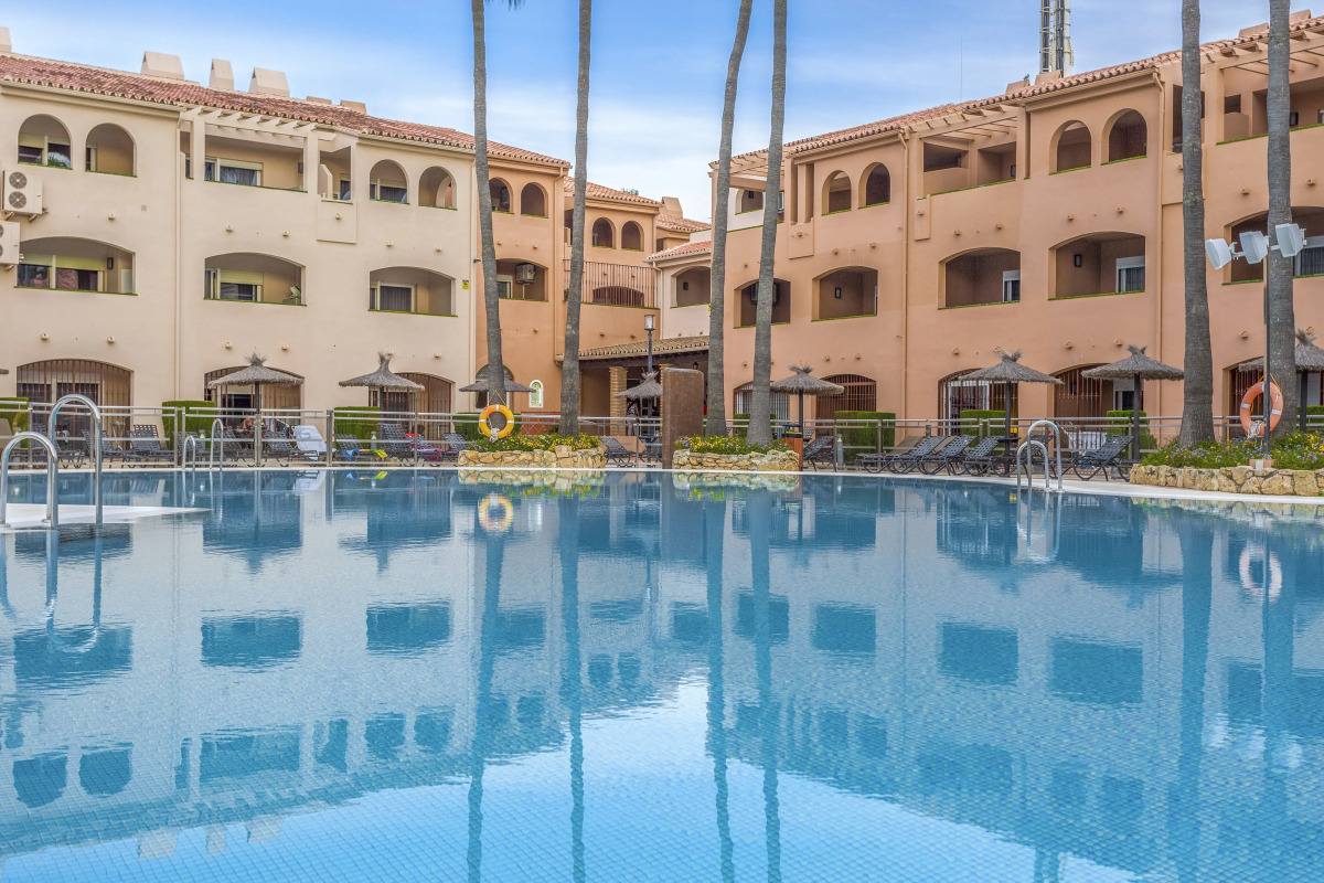 Отель Los Amigos Beach Club