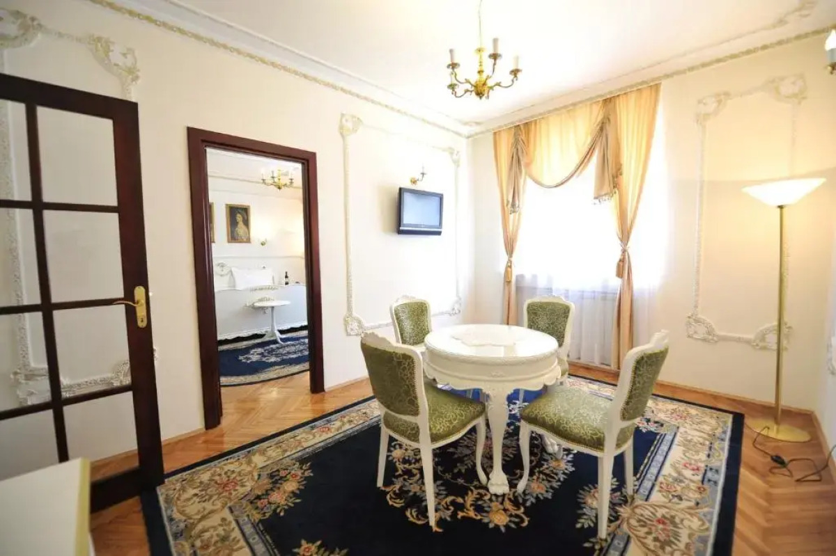 Queen's Astoria Design Hotel