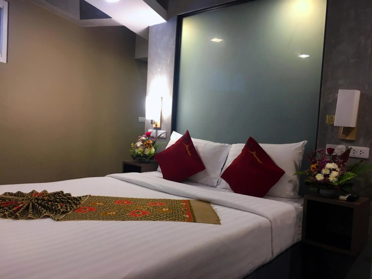 The Front Hotel and Apartment