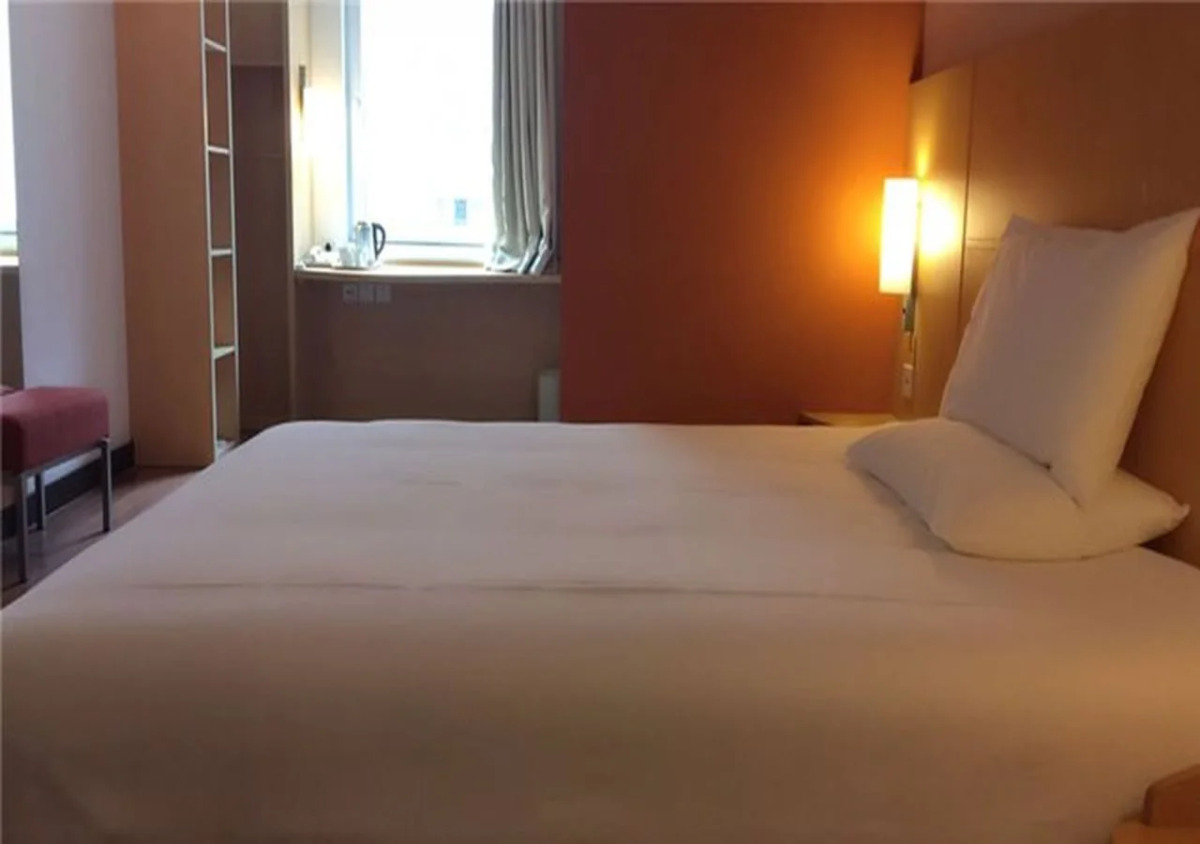 Hanting Guangzhou Baiyun Station Huangshi West Rd