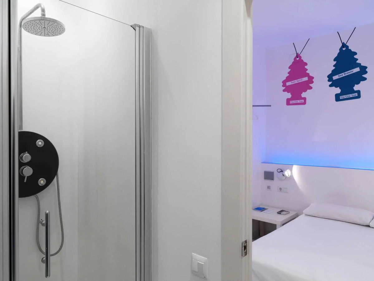 Chic & Basic Tallers Hostal