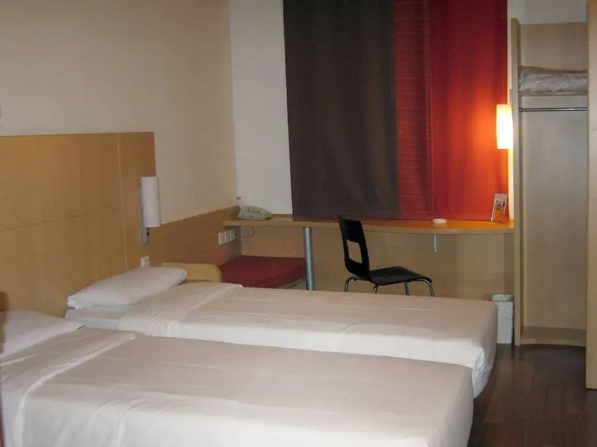 Ibis Dalian Zhongshan Square Hotel