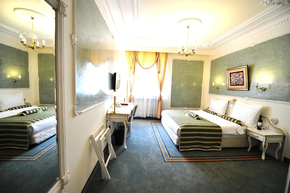 Queen's Astoria Design Hotel