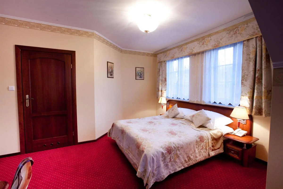 Hotel Dworek Tryumf Dąbrowscy Spółka Jawna