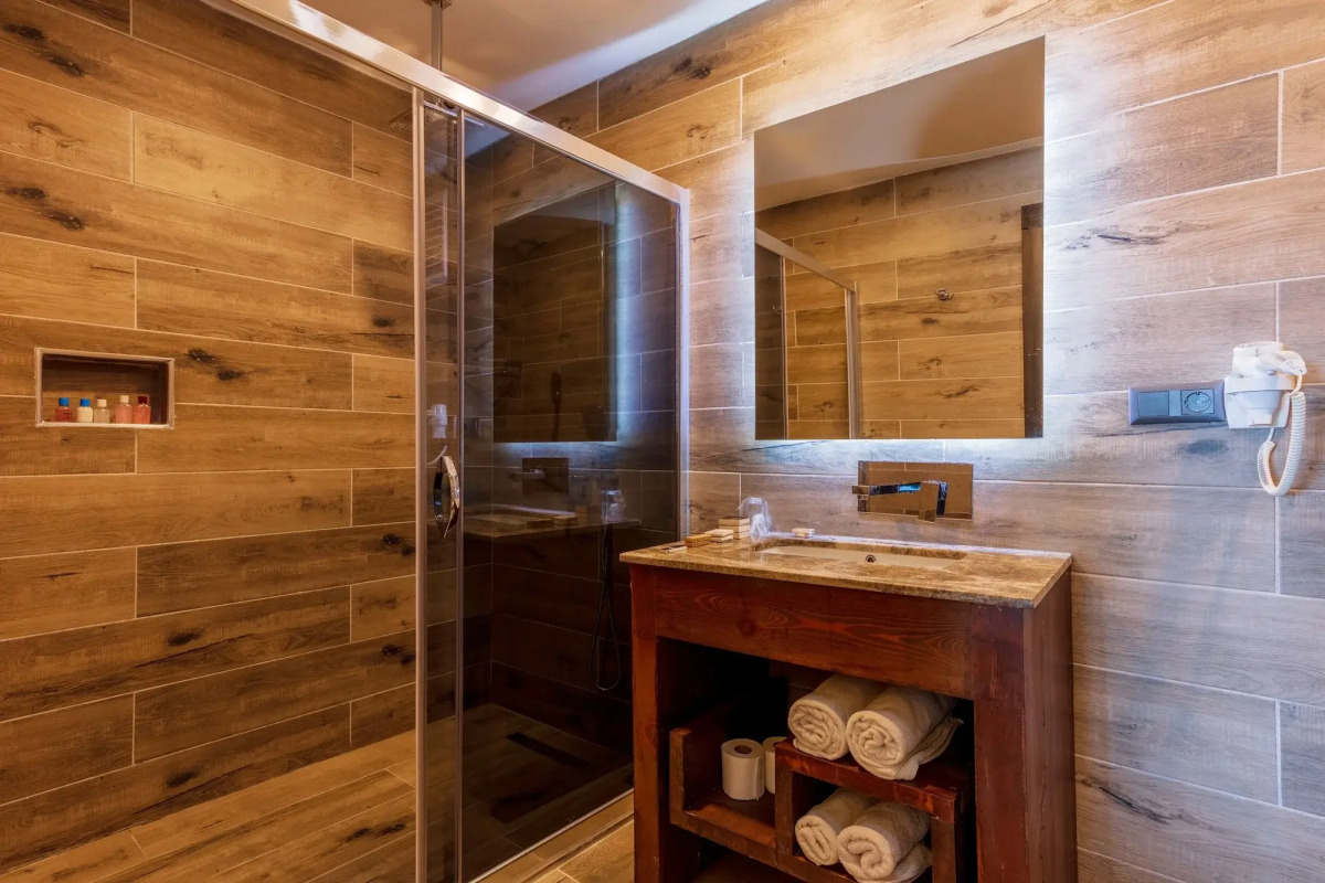 Manaspark Deluxe Hotel