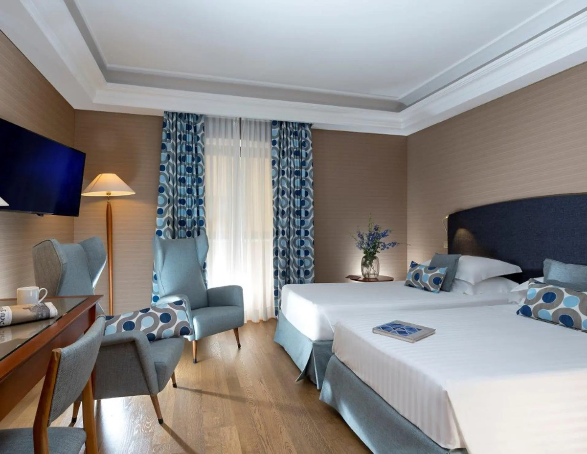 Отель Royal Continental Hotel Naples