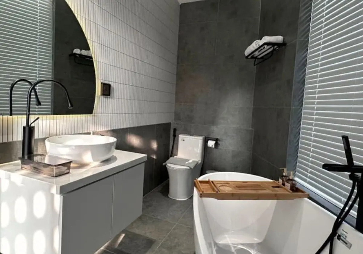 Kin Wander Tan Phong, The Moonage