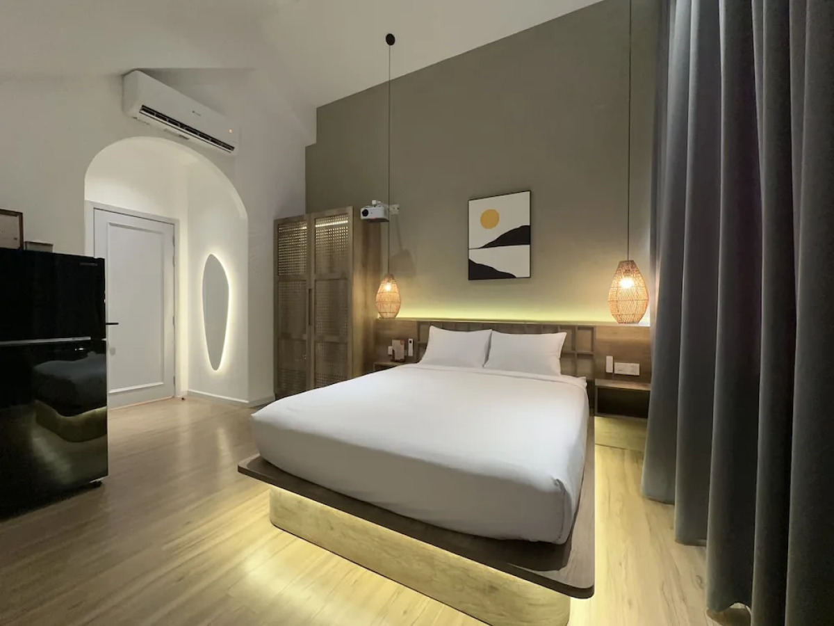 Kin Wander Tan Phong, The Moonage