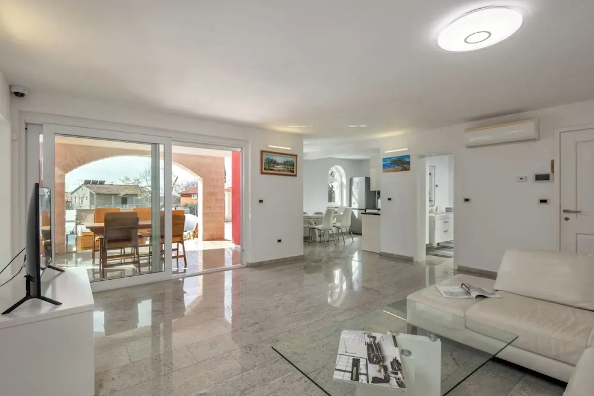 Apartment Ayni With Private Pool