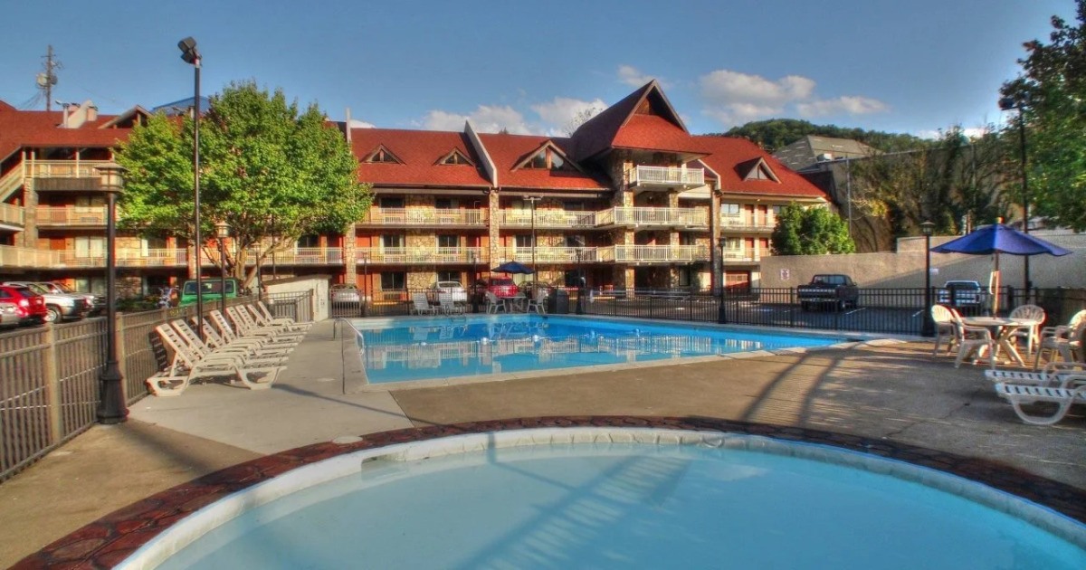 Crossroads Inn & Suites