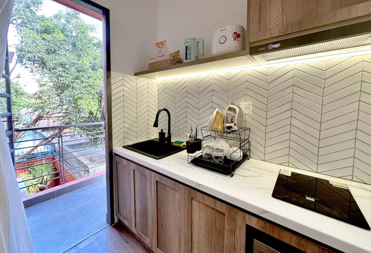 Kin Wander Tan Phong, The Moonage