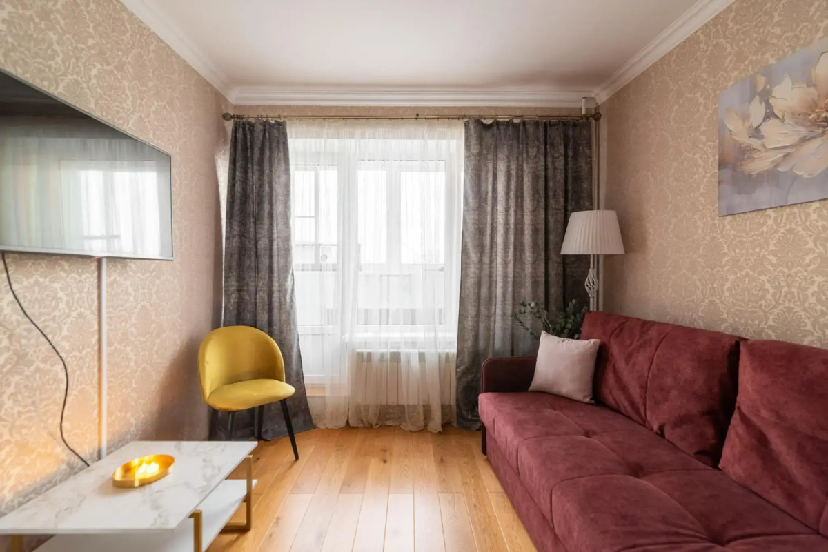 Bon voyage на улице Довженко