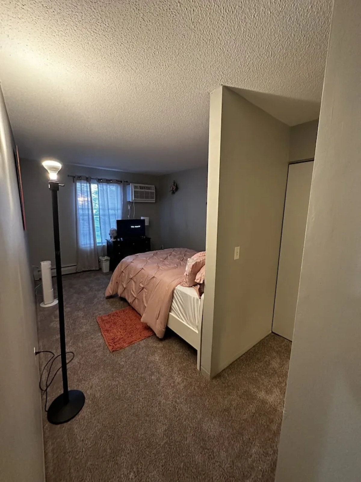 2 BR con patio por el centro comercial