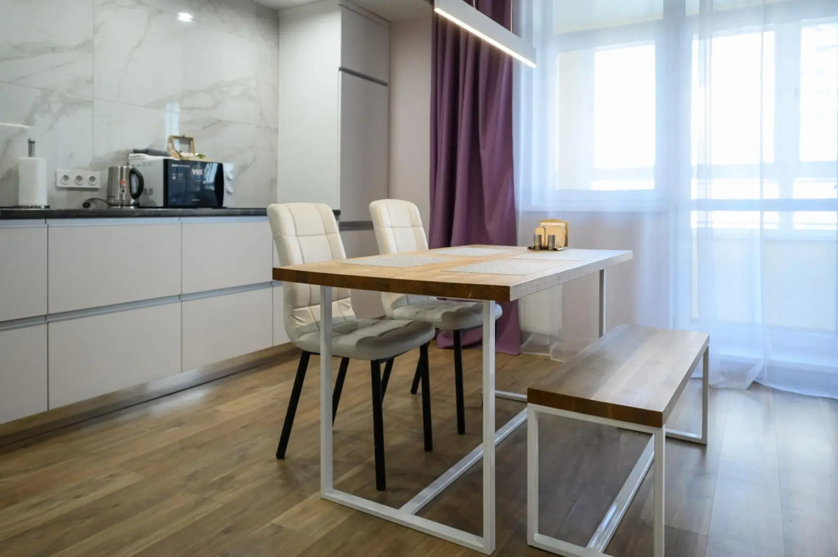 Абри Люкс на Революции, 24