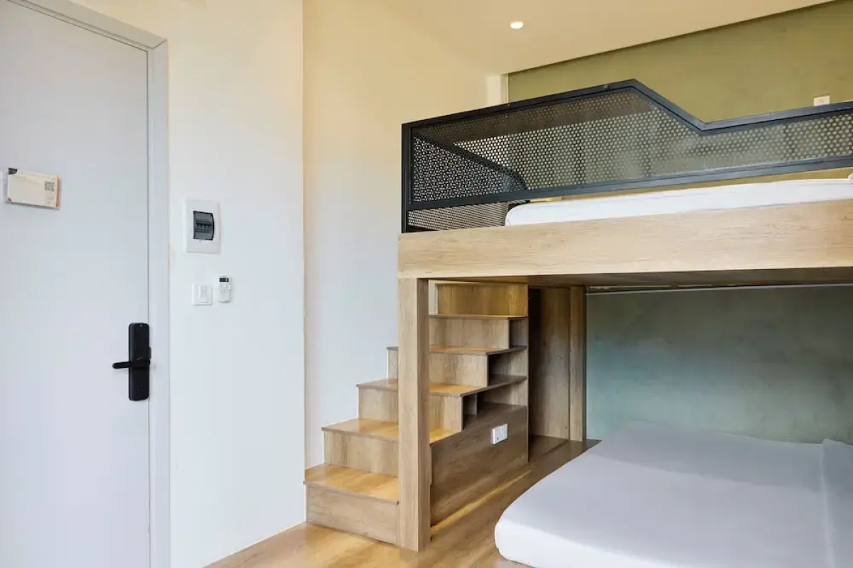 Kin Wander Tan Phong, The Moonage