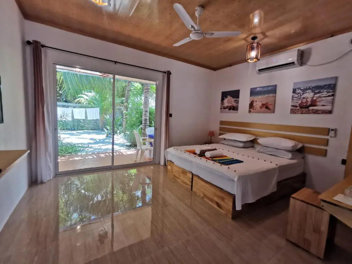 Blue Water Thoddoo Inn