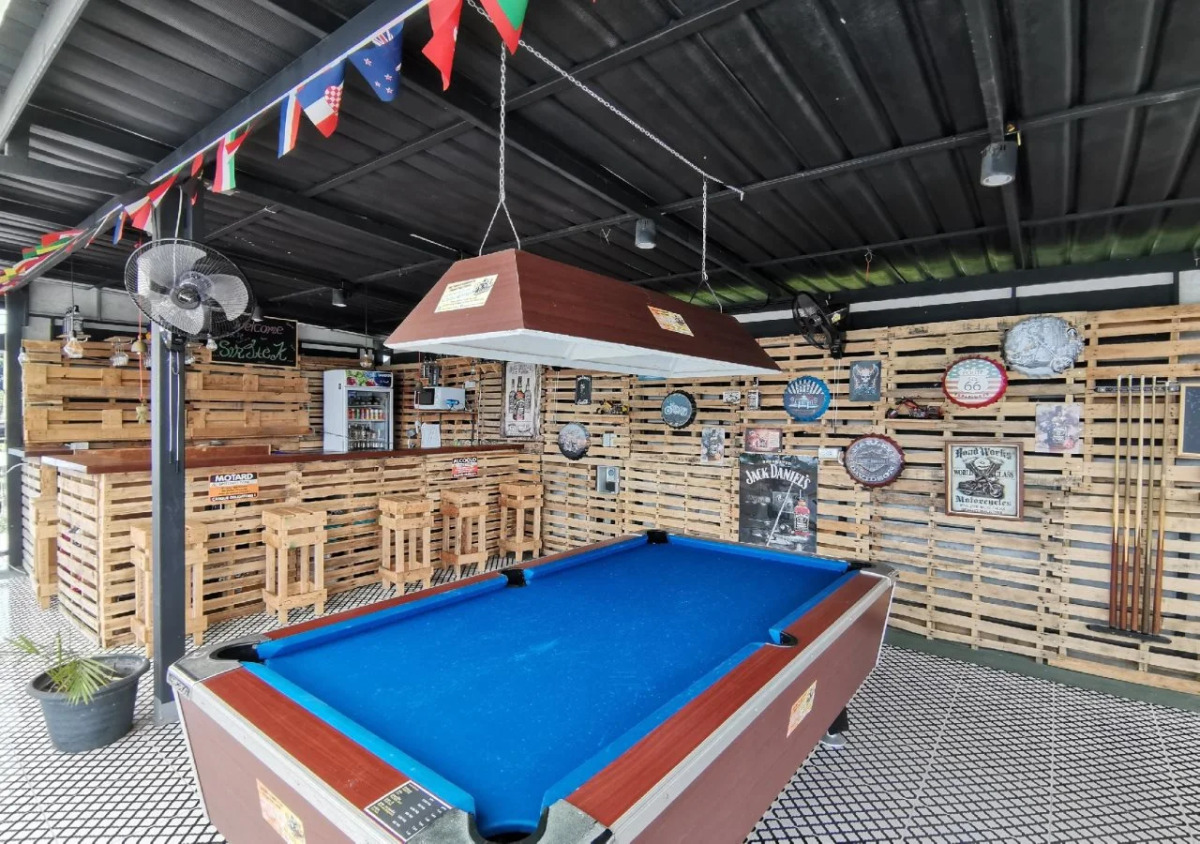 1715 House - White Rhino