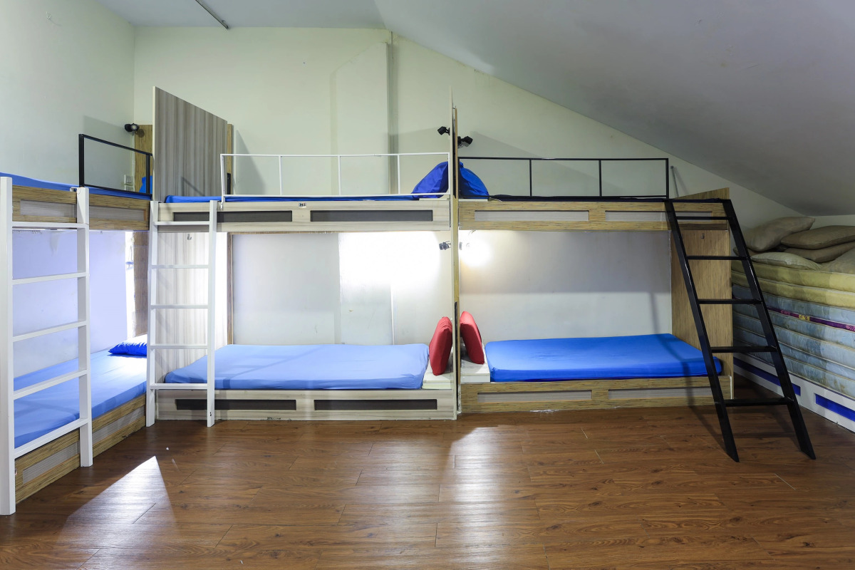 SPOT ON 90236 Zigzag Travellers Home - Hostel