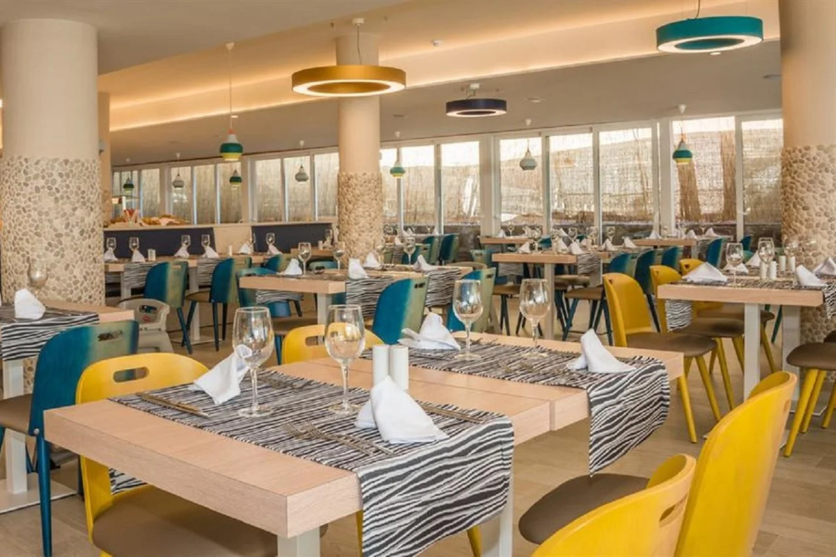 Отель HOVIMA La Pinta Beachfront Family