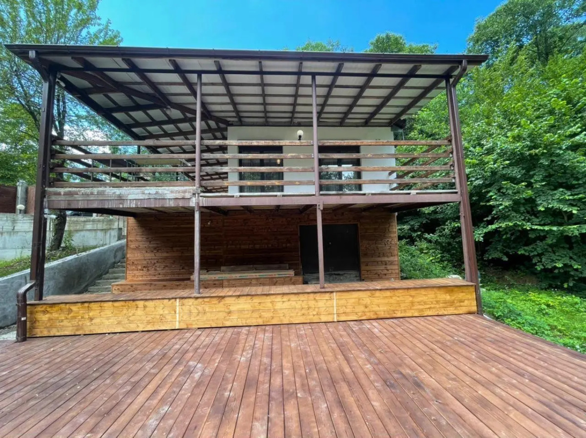 Загородный дом у подножия горы