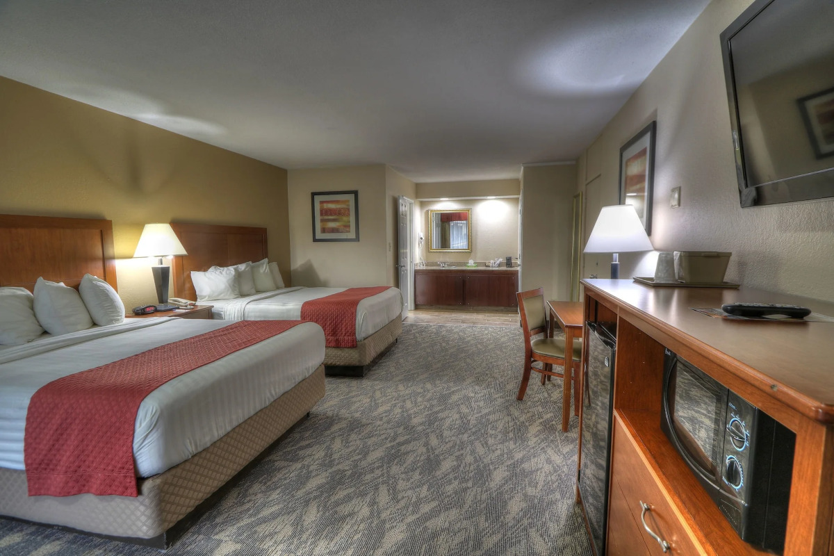 Crossroads Inn & Suites