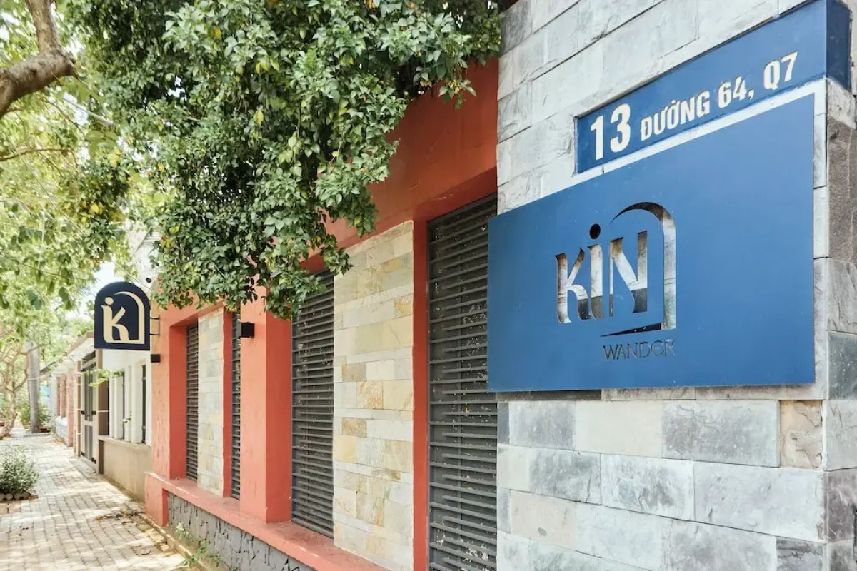 Kin Wander Tan Phong, The Moonage