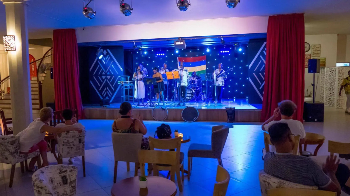 Le Peninsula Bay Beach Resort