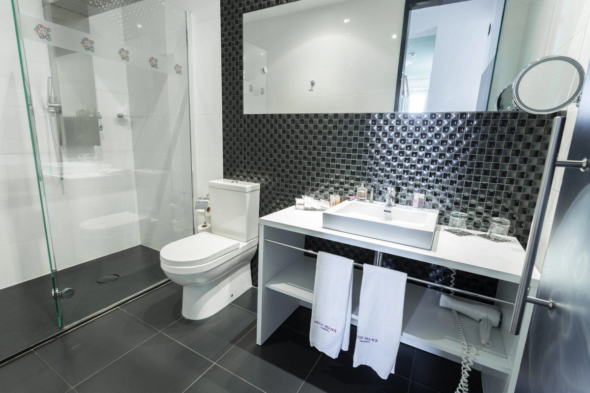 Petit Palace Lealtad Plaza