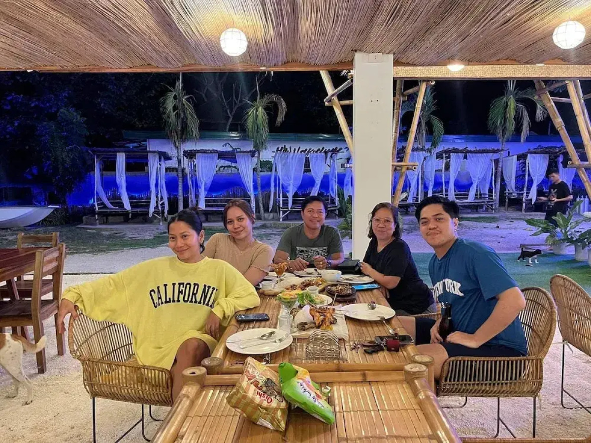 On Board Panglao Beach Hostel and Resort