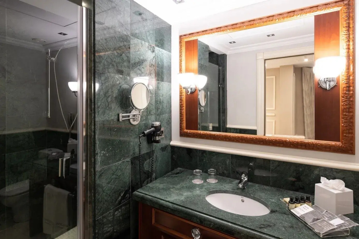 Catalonia Las Cortes Hotel