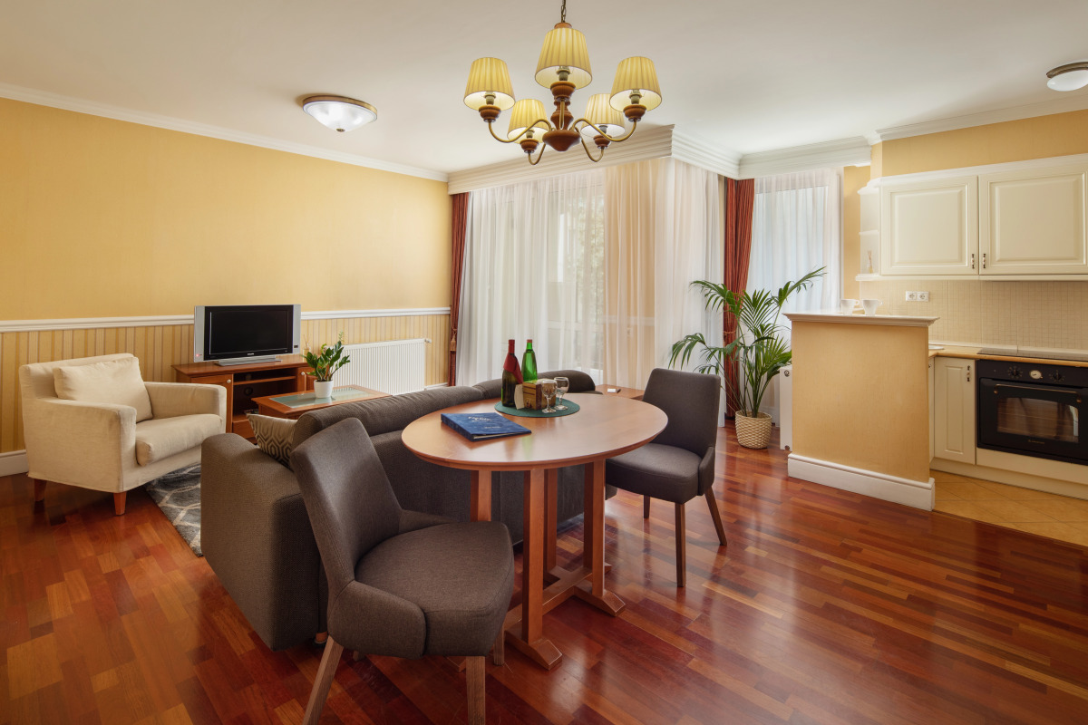 Queen's Court Hotel & Residence