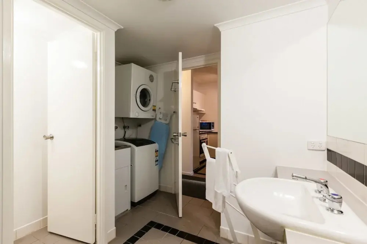 DAWN, 2BDR Carlton Apartment